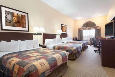 هتل Ramada By Wyndham Weyburn