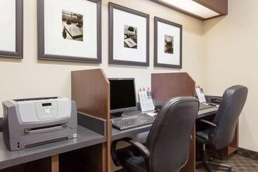 هتل Ramada By Wyndham Weyburn