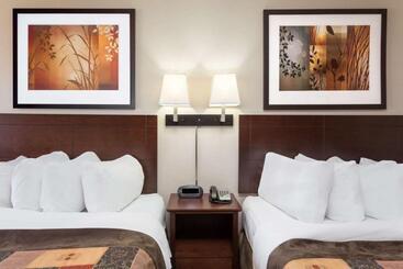 هتل Ramada By Wyndham Weyburn