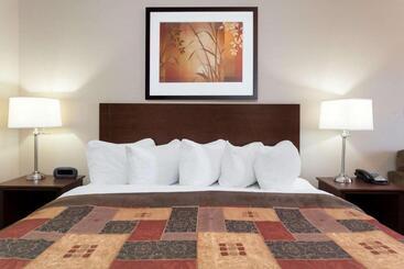 هتل Ramada By Wyndham Weyburn