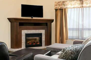 هتل Ramada By Wyndham Weyburn