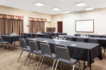 هتل Ramada By Wyndham Weyburn
