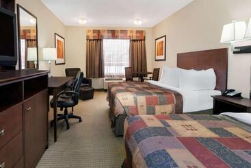 هتل Ramada By Wyndham Weyburn