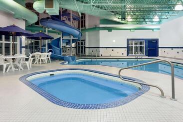 هتل Ramada By Wyndham Weyburn