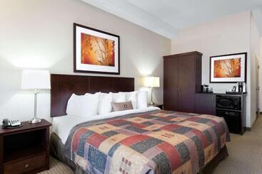هتل Ramada By Wyndham Weyburn