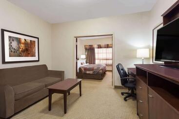 هتل Ramada By Wyndham Weyburn