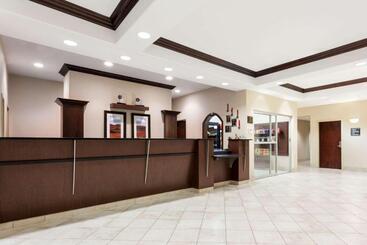 هتل Ramada By Wyndham Weyburn