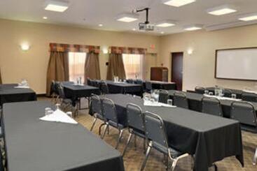 هتل Ramada By Wyndham Weyburn