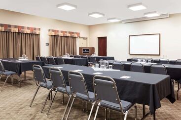 هتل Ramada By Wyndham Weyburn