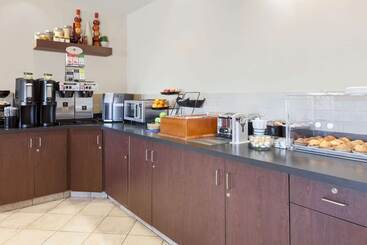 هتل Ramada By Wyndham Weyburn