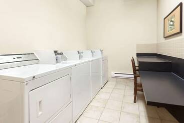 هتل Ramada By Wyndham Weyburn
