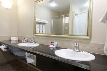 هتل Ramada By Wyndham Weyburn