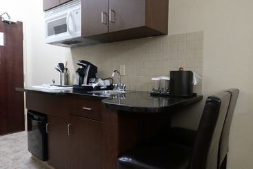 هتل Ramada By Wyndham Weyburn
