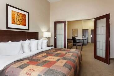 هتل Ramada By Wyndham Weyburn