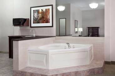 هتل Ramada By Wyndham Weyburn