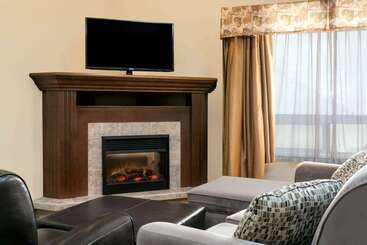 هتل Ramada By Wyndham Weyburn