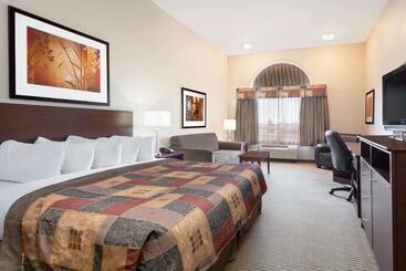 هتل Ramada By Wyndham Weyburn