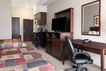 هتل Ramada By Wyndham Weyburn