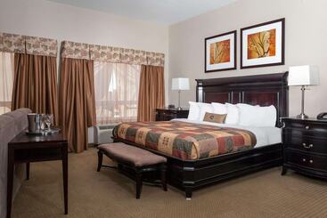 هتل Ramada By Wyndham Weyburn