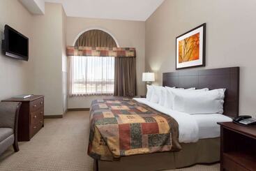 هتل Ramada By Wyndham Weyburn