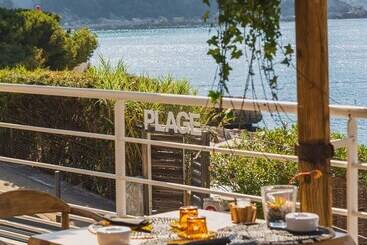 هتل De La Plage   Mahogany