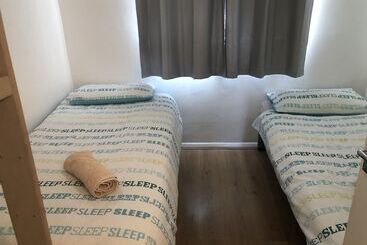 Apple House Guesthouse Heathrow Airport - Hayes