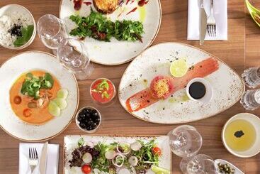 هتل Hilton Garden Inn Moscow New Riga