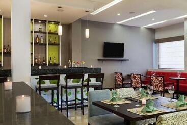 هتل Hilton Garden Inn Queretaro