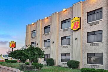 مُتل Super 8 By Wyndham Jamaica North Conduit