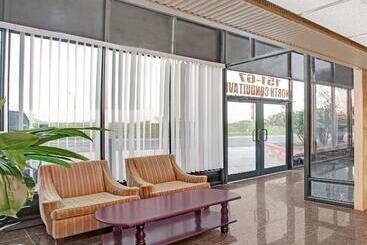 مُتل Super 8 By Wyndham Jamaica North Conduit