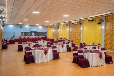 استراحتگاه Chitwan Midtown