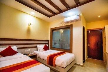استراحتگاه Chitwan Midtown