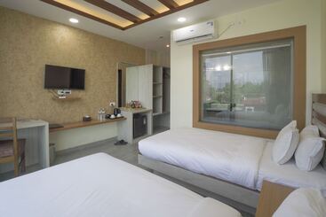استراحتگاه Chitwan Midtown