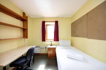 هاستل Comfortable Rooms At Crescent Hall Oxford   Campus Accommodation