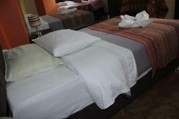 هتل Hostal Qorisonqo Inn Ollantaytambo