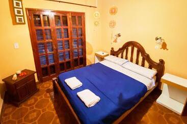 پانسیون Hostal Lo De Ramona
