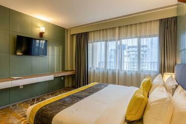 Manhattan Business Hotel, Male