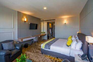 Manhattan Business Hotel, Male