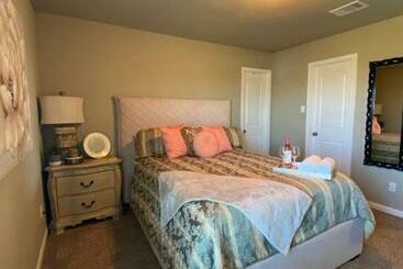 پانسیون Private Rooms At Central Texas Suites With Hot Tub