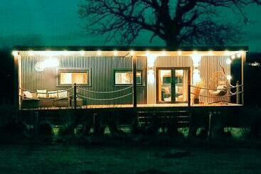 هتل Bastle Retreats Cabin With Hot Tub