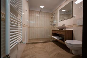 Pensiunea White Residence