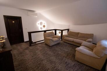 Pensiunea White Residence