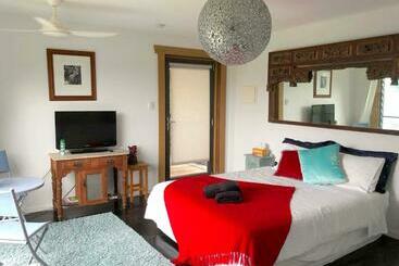 펜션 The Golden Retreat Pool House