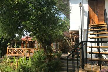 هاستل Cottage House
