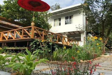 هاستل Cottage House