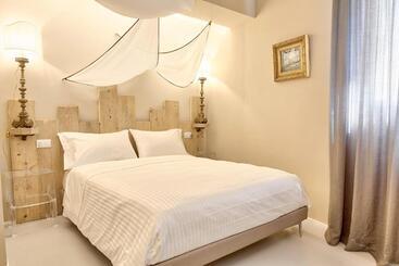 تختخواب و صبحانه A Mare Luxury Rooms