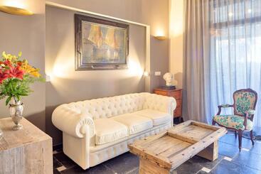 تختخواب و صبحانه A Mare Luxury Rooms