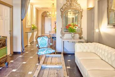 تختخواب و صبحانه A Mare Luxury Rooms