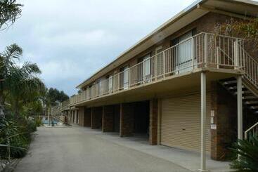 هتل Allambi Holiday Apartments