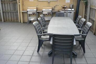 هتل Allambi Holiday Apartments